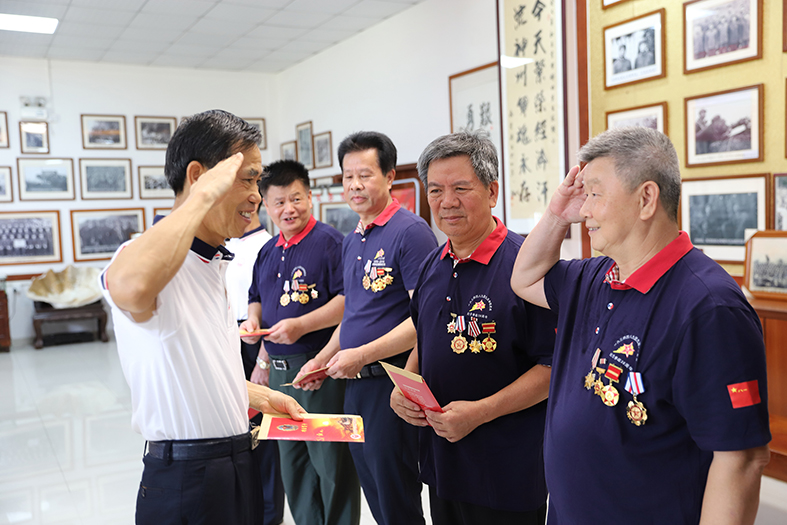 向立過(guò)戰(zhàn)功的退伍老兵送上慰問(wèn)金.JPG